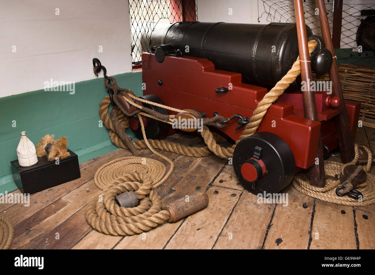 Royaume-uni, Angleterre, comté de Durham, Hartlepool Maritime Experience, HMS Trincomalee, pont inférieur Cannon Banque D'Images