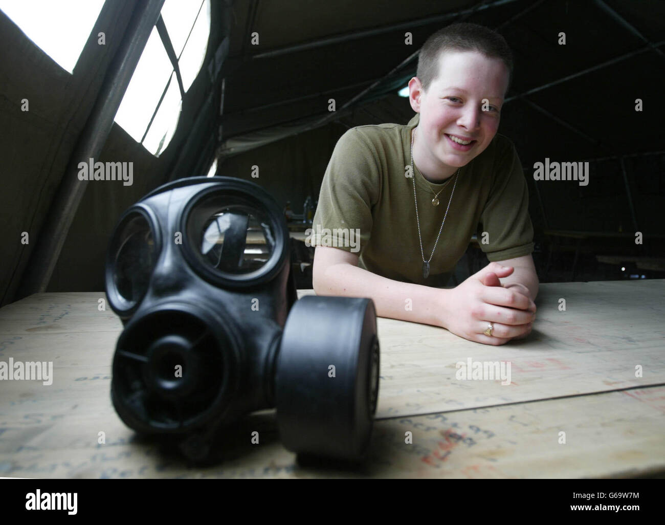 Bobbie Winterbaker, l'une des plus jeunes membres de l'armée de l'air britannique, âgée de 18 ans, sourit en posant une photo sur sa base au Koweït. * Bobbie a été délivré avec ses ordres au Golfe deux jours après qu'elle a 18 ans, le plus jeune âge de la RAF permettre le personnel à une zone de guerre. Banque D'Images