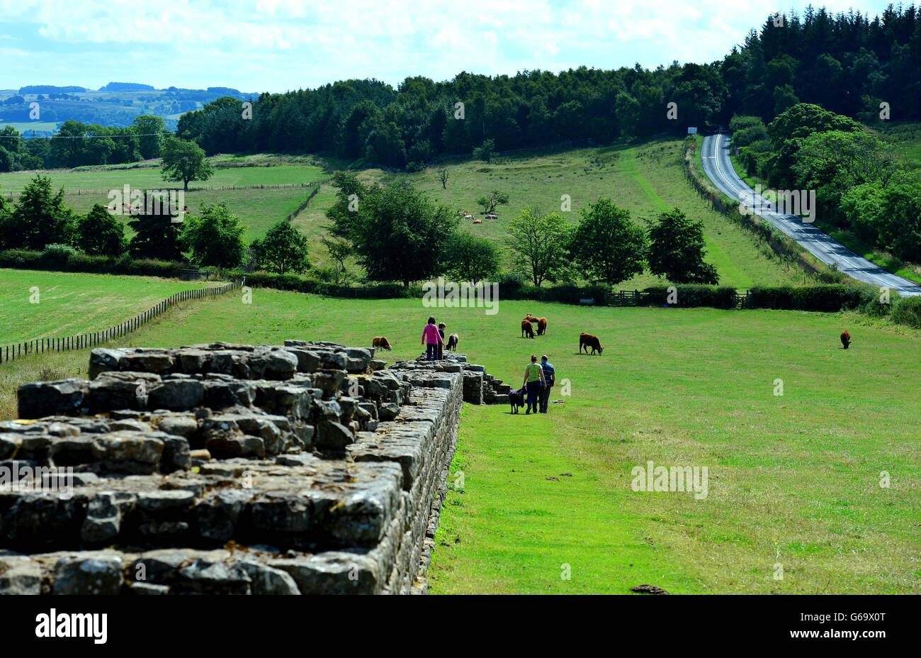 Les randonneurs apprécient le temps chaud du mur d'Hadrien dans le Northumberland, comme il a été annoncé que juillet était le plus chaud, le plus sec et le plus ensoleillé depuis 2006. Banque D'Images