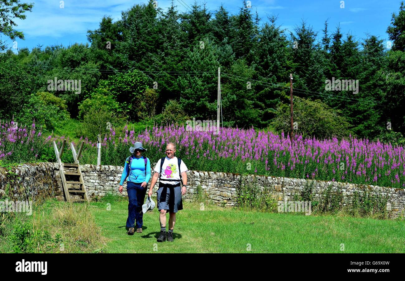 Les randonneurs apprécient le temps chaud dans le Northumberland car il a été annoncé que juillet était le plus chaud, le plus sec et le plus ensoleillé depuis 2006. Banque D'Images