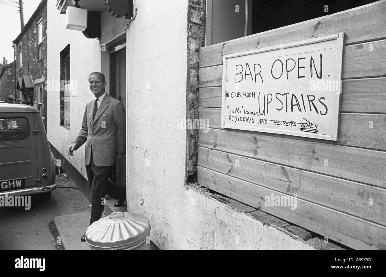 Le prince Philip, duc d'Édimbourg, émerge de la maison publique Rising Sun dans le village Somerset de Pensford. Le rez-de-chaussée de la maison publique a été lavé lors des récentes inondations. Banque D'Images