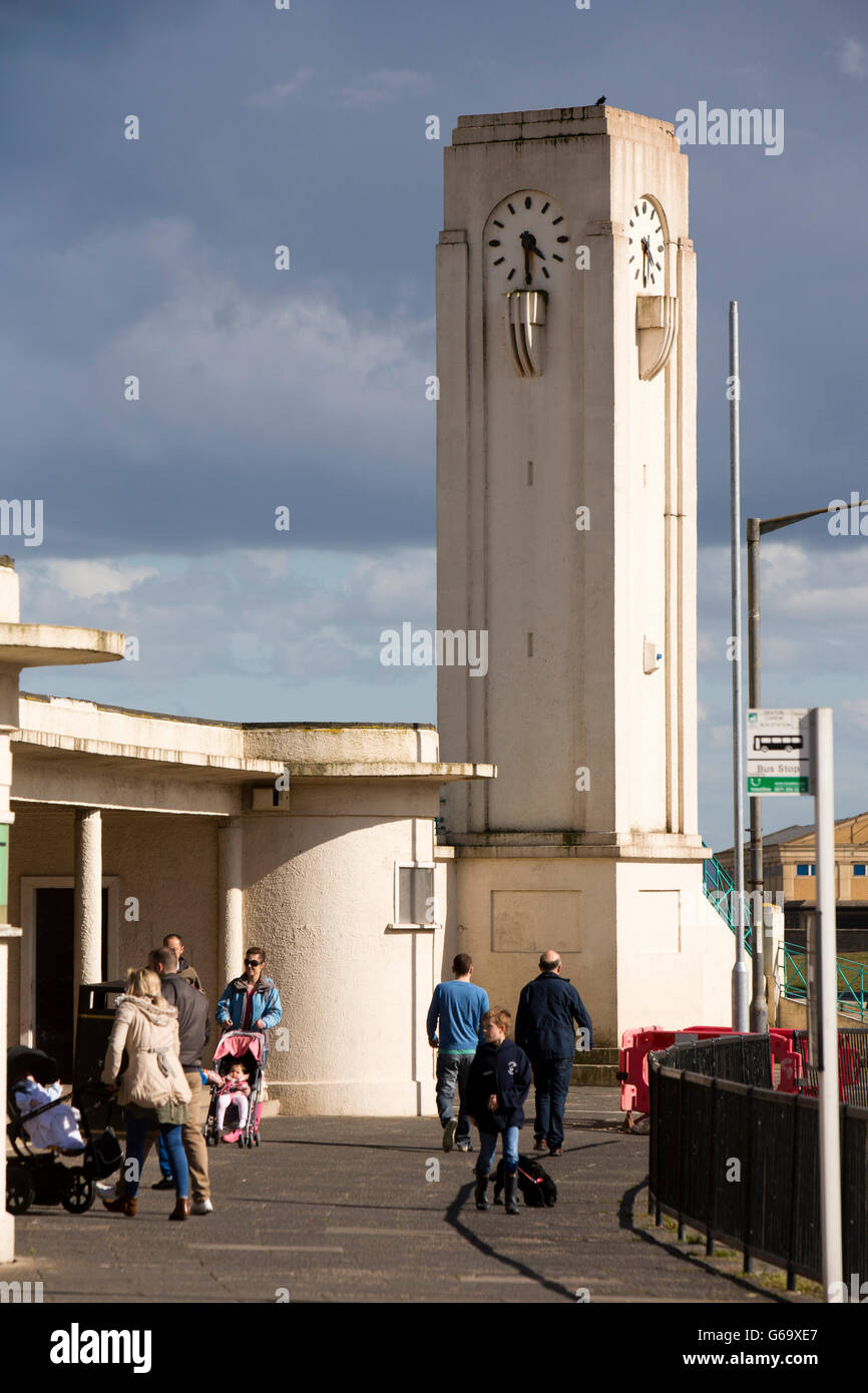 Le Comté de Durham, Royaume-Uni, Hartlepool, Seaton Carew, art déco récemment restauré, tour de l'horloge et bus stand Banque D'Images