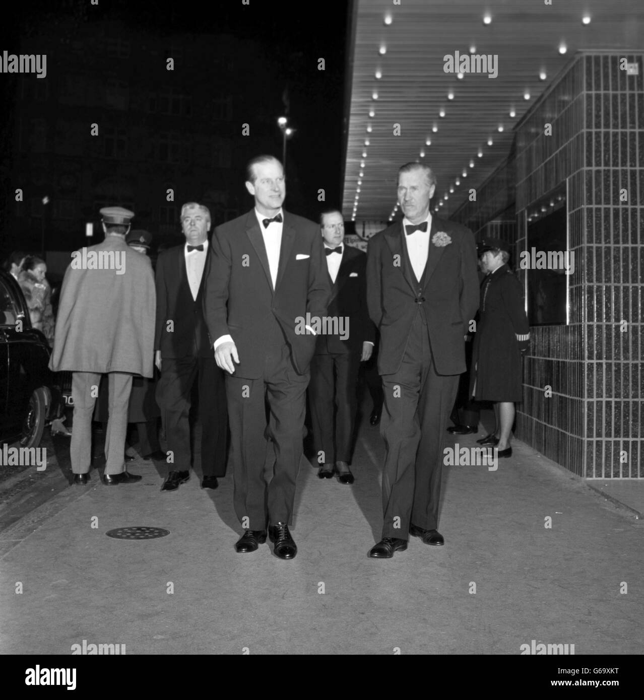 Le prince Philip, duc d'Édimbourg, accompagné du maréchal Sir Richard Hull, portant la carnation, arrive au théâtre Odeon de Leicester Square, à Londres, pour assister à la première mondiale du film de Tony Richardson, « The charge of the Light Brigade ». La première aide le Fonds de bienfaisance de l'Armée de terre, la English Stage Society et le Ranfully Library Service, dont le Prince est patron. Banque D'Images
