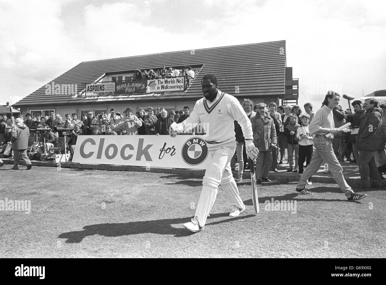 Viv Richards, star du cricket de l'Inde de l'Ouest, se rend au cricket pour faire ses débuts à Rishton, le côté du village du Lancashire qu'il a signé pour l'été en tant que professionnel.La légende des battantes, vieille de 35 ans, a finalement été prise à la frontière pour 87. Banque D'Images