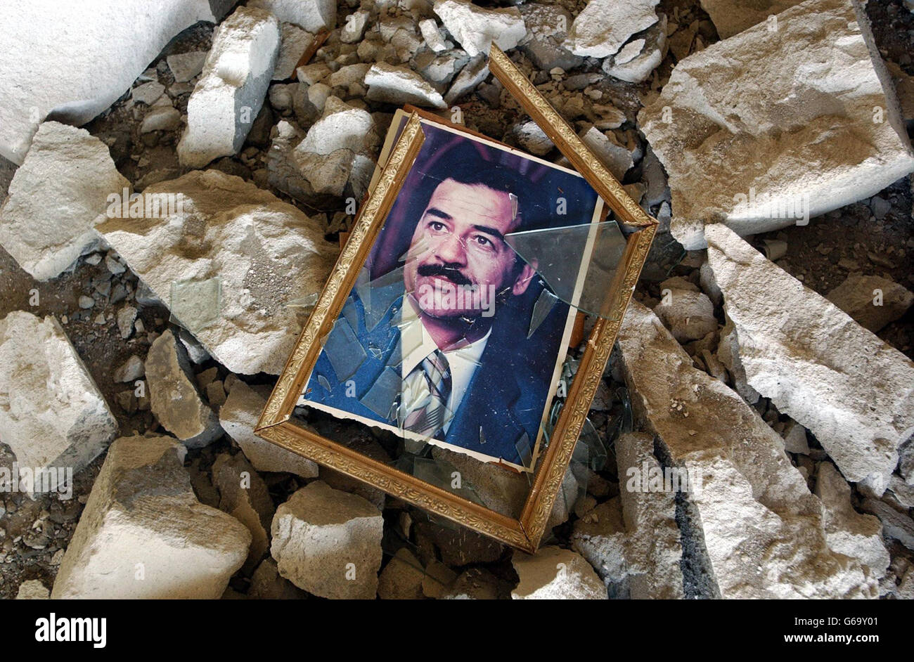 Une photo du président irakien Sadam Hussein est cassée. Banque D'Images