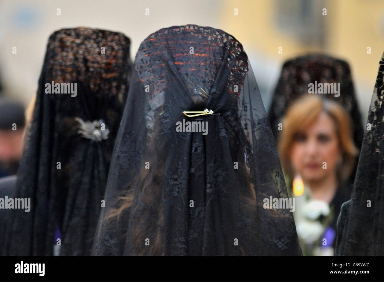 Les femmes avec mantilla et peigne dans la procession du Vendredi Saint de San Lorenzo de El Escorial (Madrid), Espagne. Banque D'Images