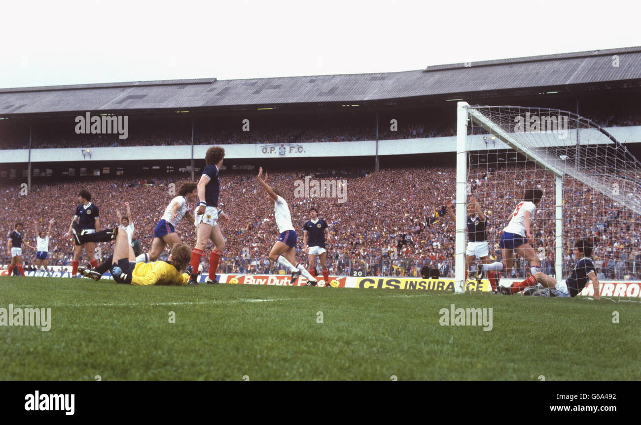Football - Championnat britannique 1982 - Ecosse / Angleterre - Hampden Park.Paul Mariner (n° 9) suit le ballon sur le net après avoir inscrit le but de l'Angleterre contre l'Écosse à Hampden Park. Banque D'Images