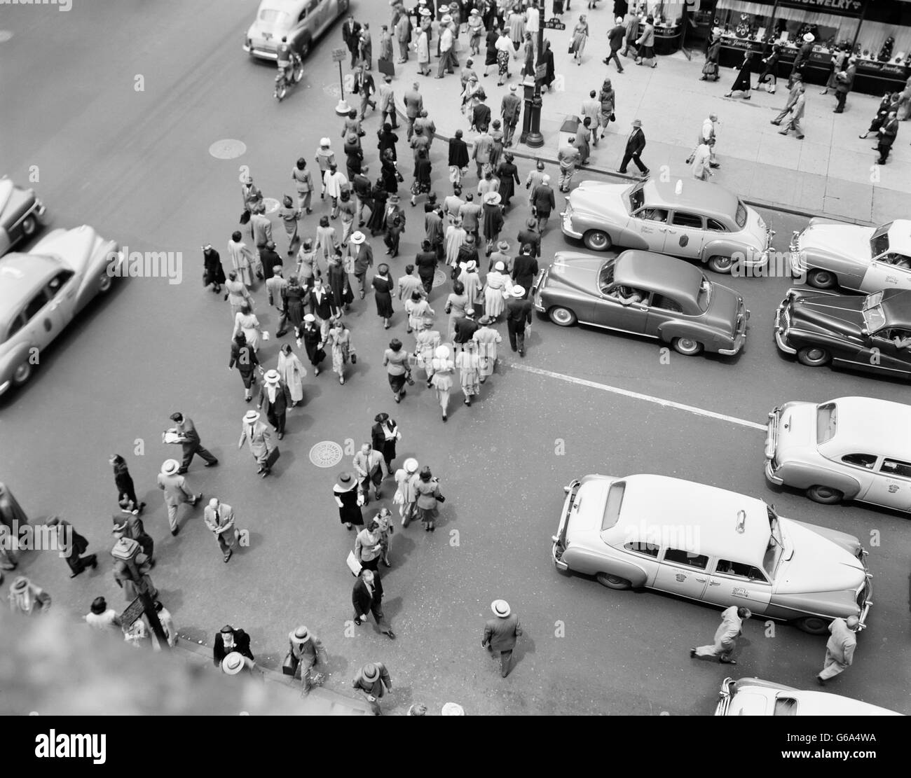 Années 1950, NEW YORK CITY, NY 5ème avenue VUE DE DESSUS DE LA CIRCULATION ET LES piétons qui traversent l'HEURE DE POINTE DE LA RUE Banque D'Images