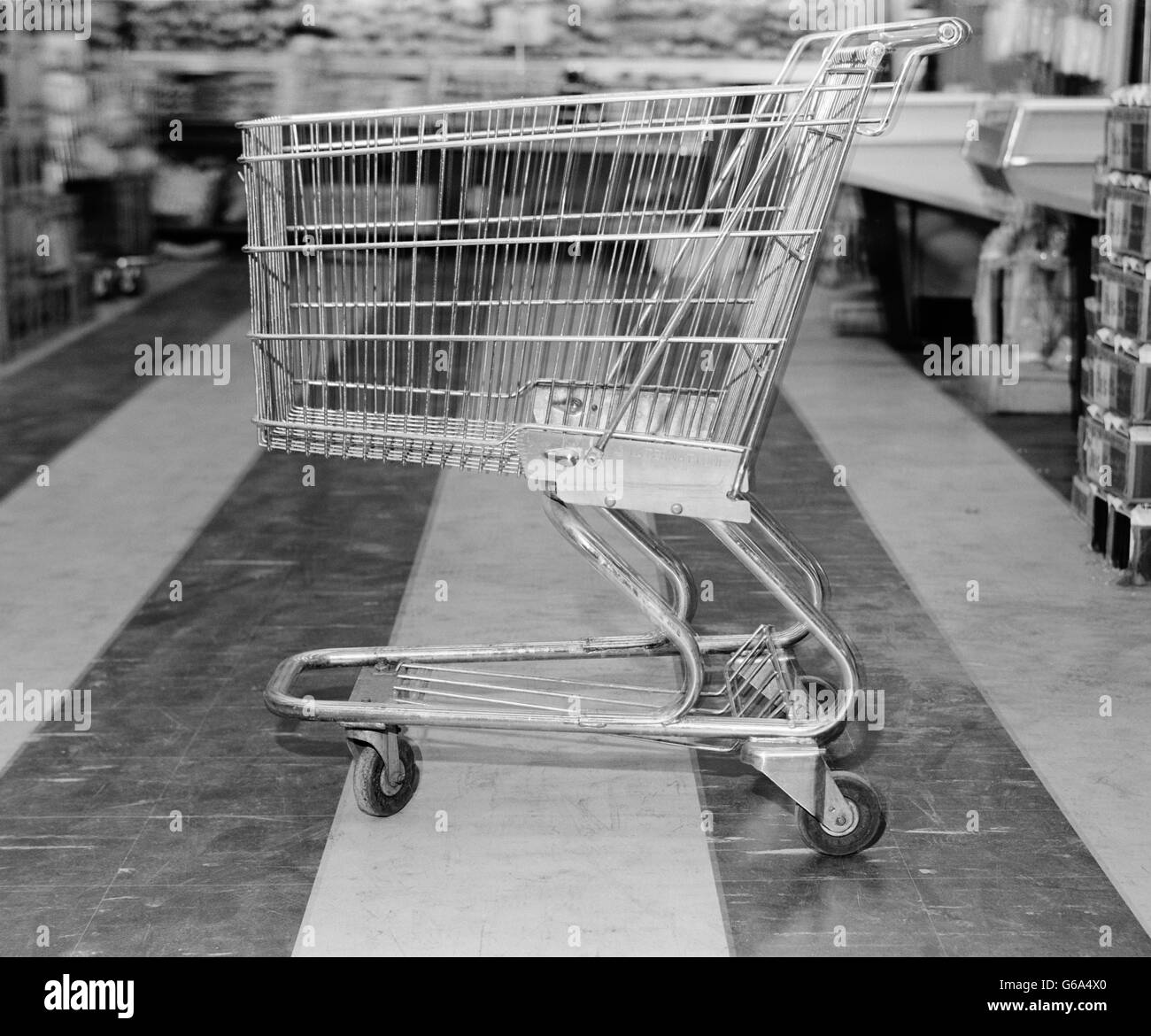 1960 Panier vide en supermarché ÉPICERIE Banque D'Images
