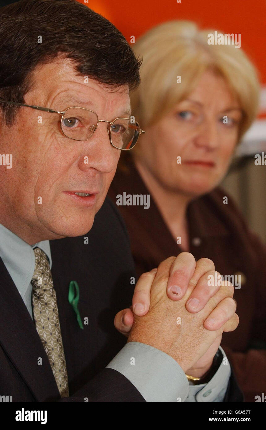 Pat Doherty, vice-président de Sinn Fein (à gauche), lors d'une conférence de presse à Londres avec Dodie McGuinness, représentant de Sinn Fein à Londres, avant les élections locales du 29 mai. Banque D'Images