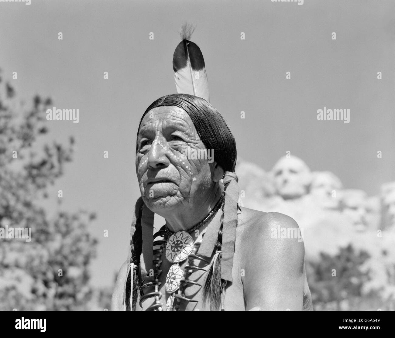 Années 1950 Années 1960 Native American Indian MAN SIOUX AVEC LE MONT RUSHMORE DANS LE DAKOTA DU SUD EN ARRIÈRE-PLAN Banque D'Images