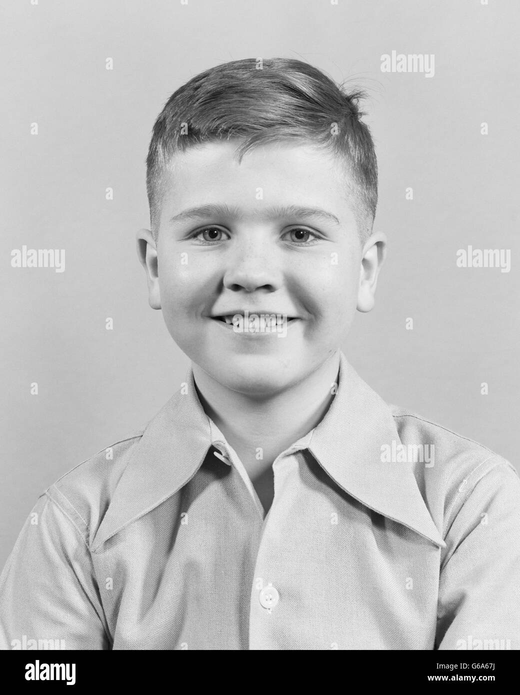 1950 SMILING BOY LOOKING AT CAMERA HEAD AND SHOULDERS PORTRAIT Banque D'Images