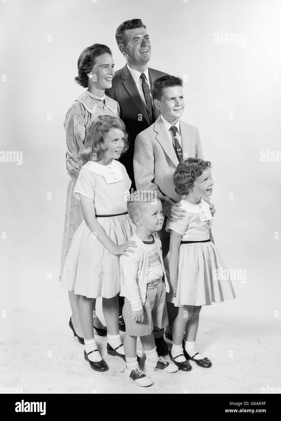 1950 PORTRAIT SMILING FAMILY DE 6 Mère Père Garçons Filles DEBOUT Banque D'Images