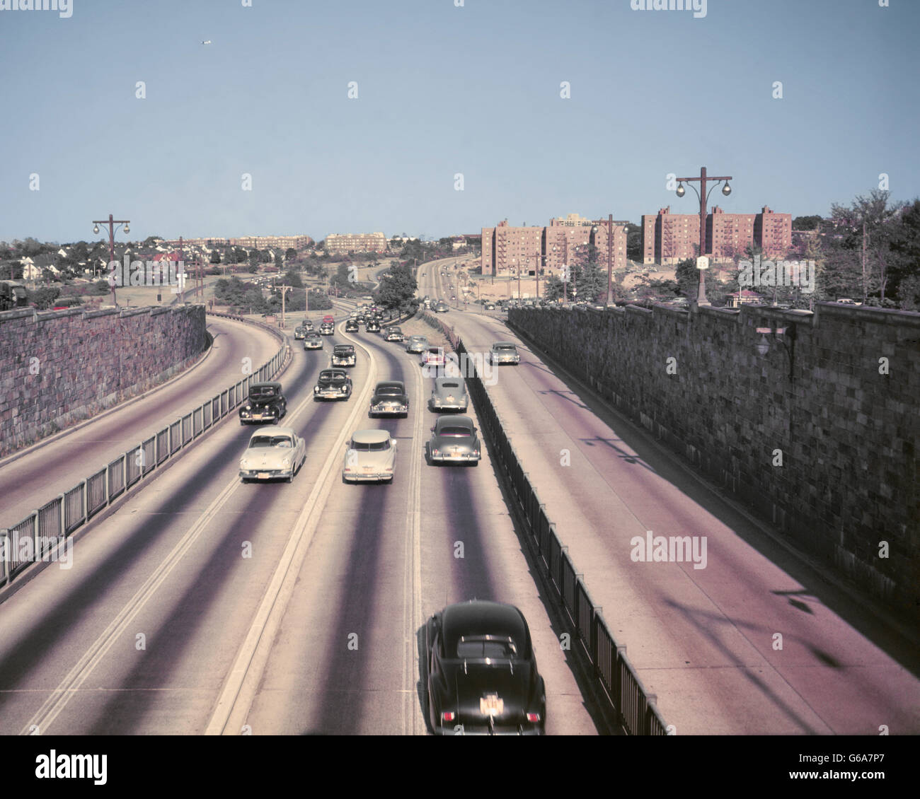 Voitures années 50, LE TRAFIC SUR LA ROUTE 25 QUEENS BOROUGH LONG ISLAND NEW YORK CITY USA Banque D'Images