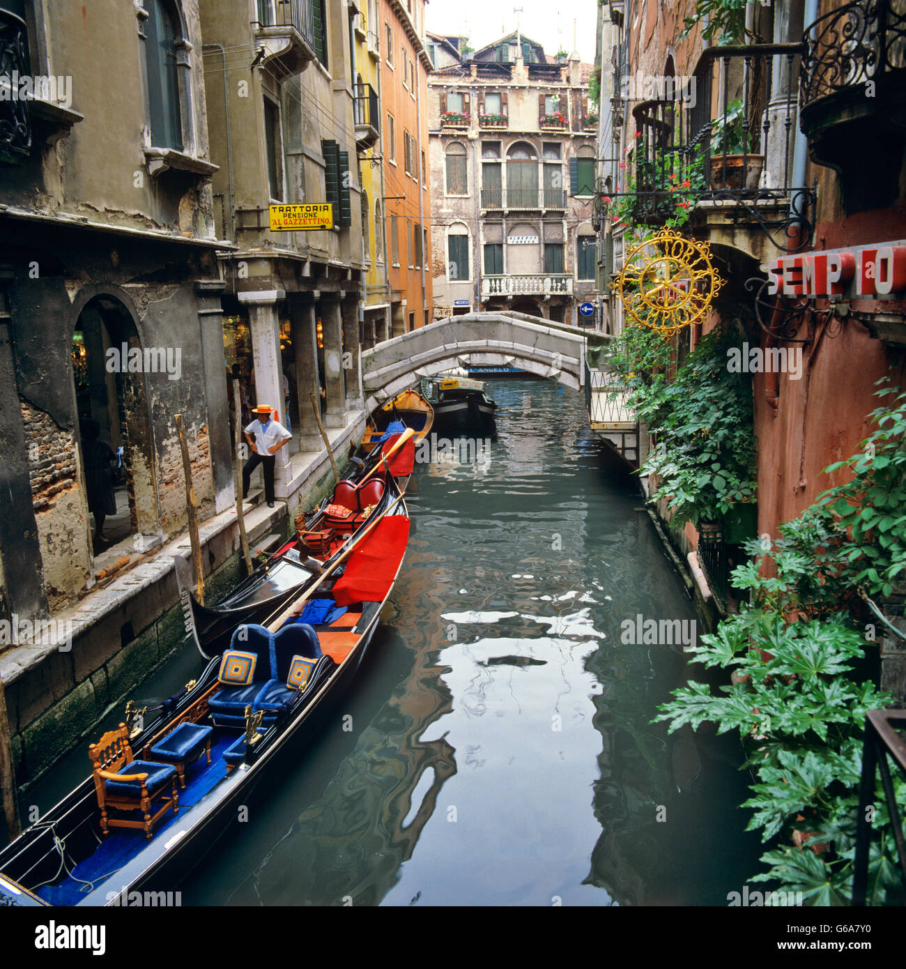 1980 gondoles et gondoliers attendent CANAL Venise Italie Banque D'Images