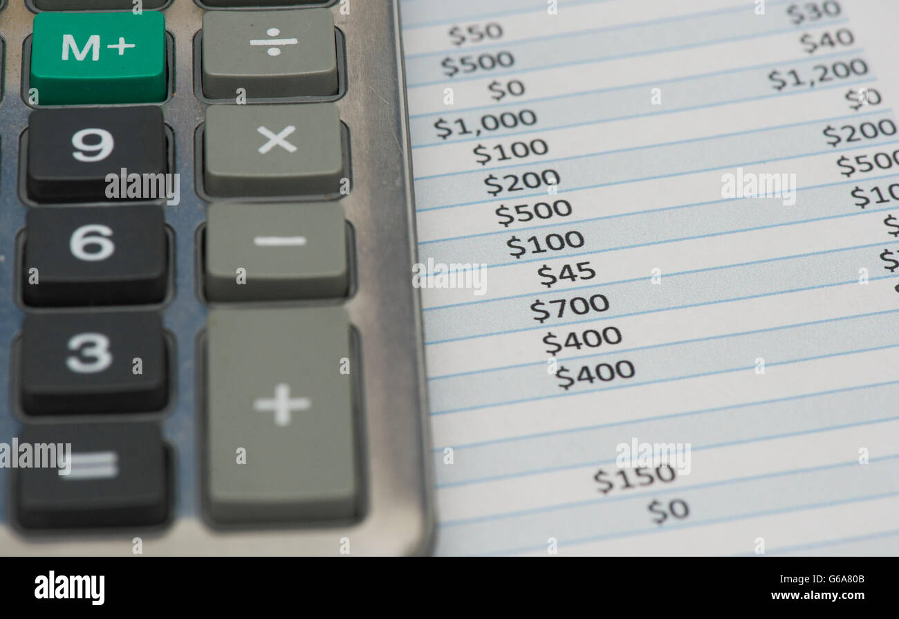 Une calculatrice et feuille de frais sont présentés à Montréal, le jeudi 23 juin, 2016. photo Graham Hughes/Freelance Banque D'Images