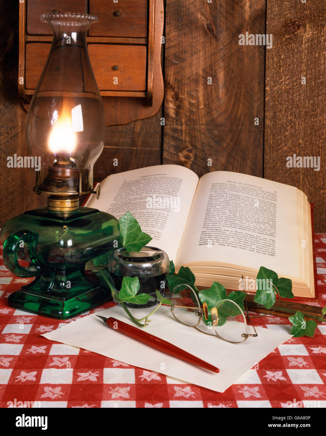 La lampe de l'OURAGAN INKWELL PEN ET LIVRE OUVERT et paire de lunettes d'écriture Banque D'Images