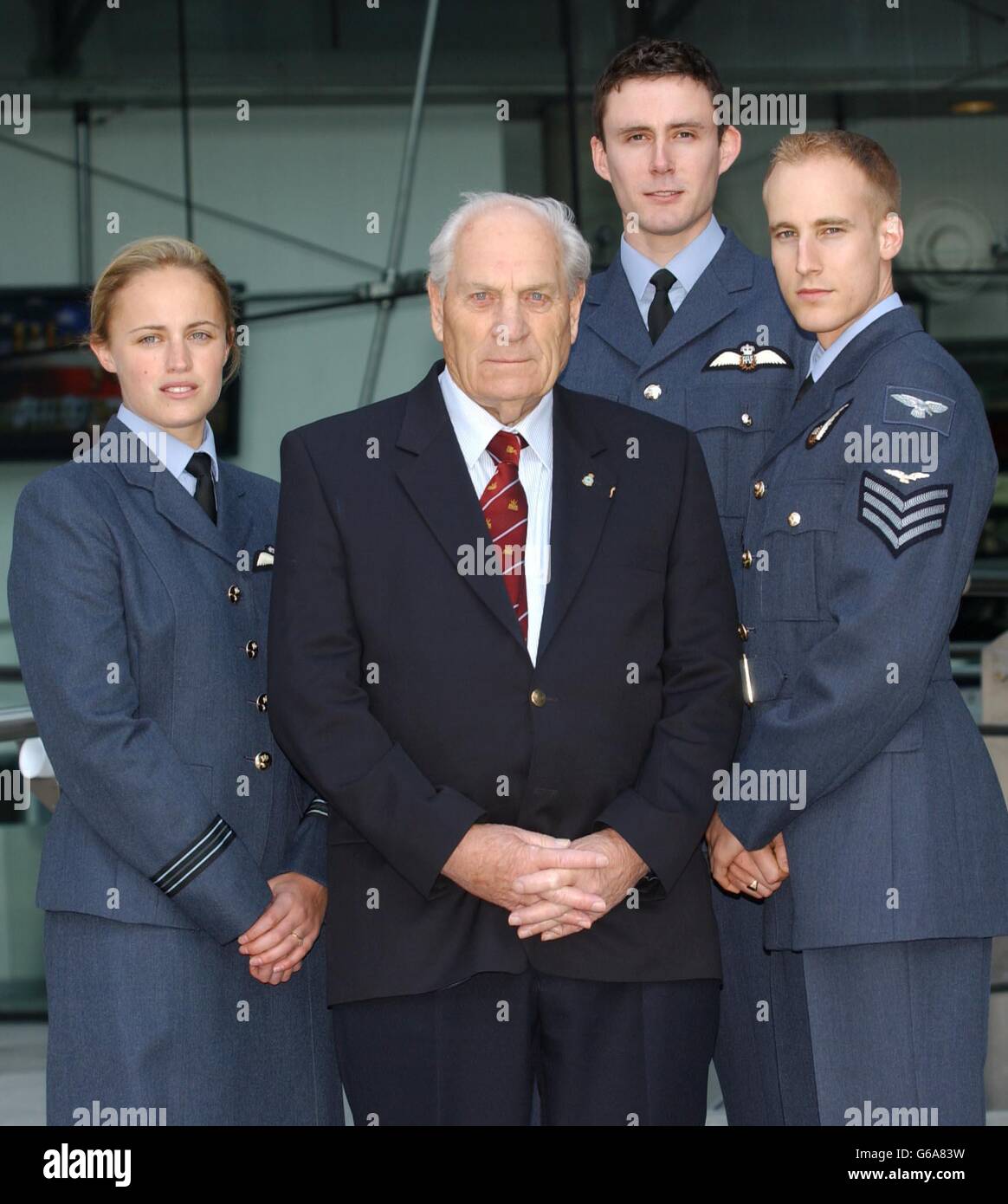 Ray Grayston, vétéran de Dambusters (au centre), et Paul Brant, officier de vol (deuxième à droite), avec de jeunes stagiaires de la RAF, Lieutenants Lucy Robinson et Stuart Molkenthin (à droite), à l'extérieur de la chaîne de télévision Channel 4, dans le centre de Londres. * pour marquer le 60e anniversaire de la mission Channel 4 est en train de filmer un film en deux parties qui présente le jeune équipage de la RAF qui a effectué la mission dans un simulateur de pointe, ainsi que les souvenirs des quelques survivants restants. Les programmes sont transmis le lundi 7 et 14 avril à 21:00. P Banque D'Images