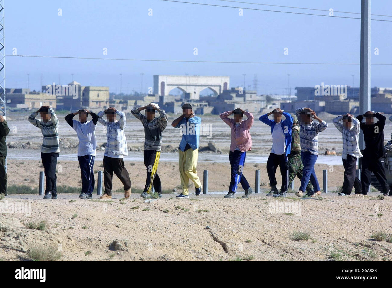 Les prisonniers de guerre sont escortés pour être interrogés par l'armée alors que les rats du désert entrent dans la ville irakienne de Bassorah, dans une opération décrite comme « piquer un orteil » dans la ville. * ils ont rencontré une réponse directe - mais ont traité avec succès, ce qui a suscité l'espoir qu'ils peuvent continuer à prendre la deuxième ville stratégiquement cruciale de l'Irak. Banque D'Images