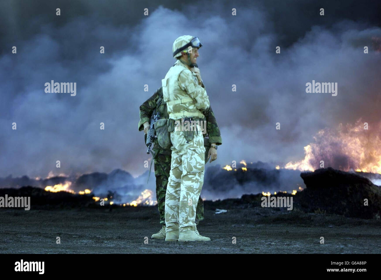 Le commandant du 1er Bataillon, le Royal Regiment of Fusiliers, le lieutenant-colonel David Patterson inspecte un approvisionnement en pétrole brûlant alors que les rats du désert entrent à Bassorah, dans une opération décrite comme « piquer un orteil » dans la ville.* ils ont rencontré une réponse directe - mais ont traité avec succès, ce qui a suscité l'espoir qu'ils peuvent continuer à prendre la deuxième ville stratégiquement cruciale de l'Irak. Banque D'Images