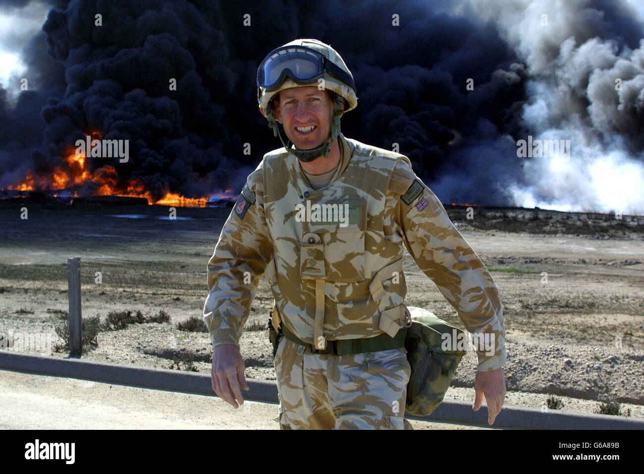 Le commandant du 1er Bataillon, le Royal Regiment of Fusiliers, le lieutenant-colonel David Patterson inspecte un approvisionnement en pétrole brûlant alors que les rats du désert entrent à Bassorah, dans une opération décrite comme « piquer un orteil » dans la ville. Ils ont rencontré une réponse directe, mais ont traité avec succès, *..soulevant l'espoir qu'ils puissent continuer à prendre la deuxième ville stratégiquement cruciale de l'Irak. Banque D'Images