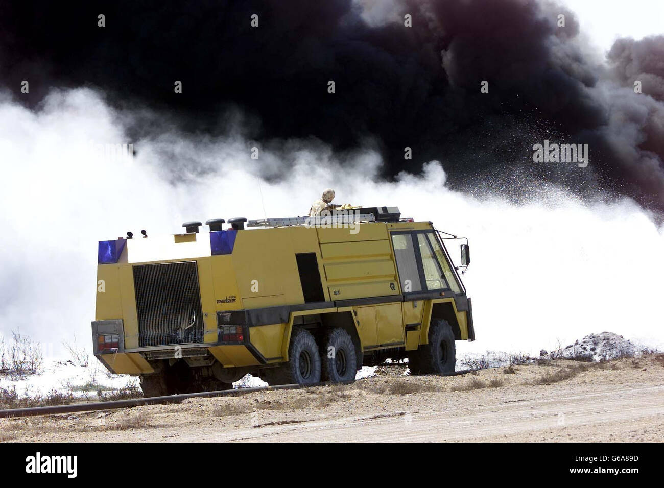 L'équipe des tirs de Desert rats tente de faire feu sur l'un des nombreux incendies de pétrole lancés par les Irakiens qui entrent à Bassorah, dans une opération décrite comme « piquer un pied » dans la ville.* ils ont rencontré une réponse directe - mais ont traité avec succès, ce qui a suscité l'espoir qu'ils peuvent continuer à prendre la deuxième ville stratégiquement cruciale de l'Irak. Banque D'Images