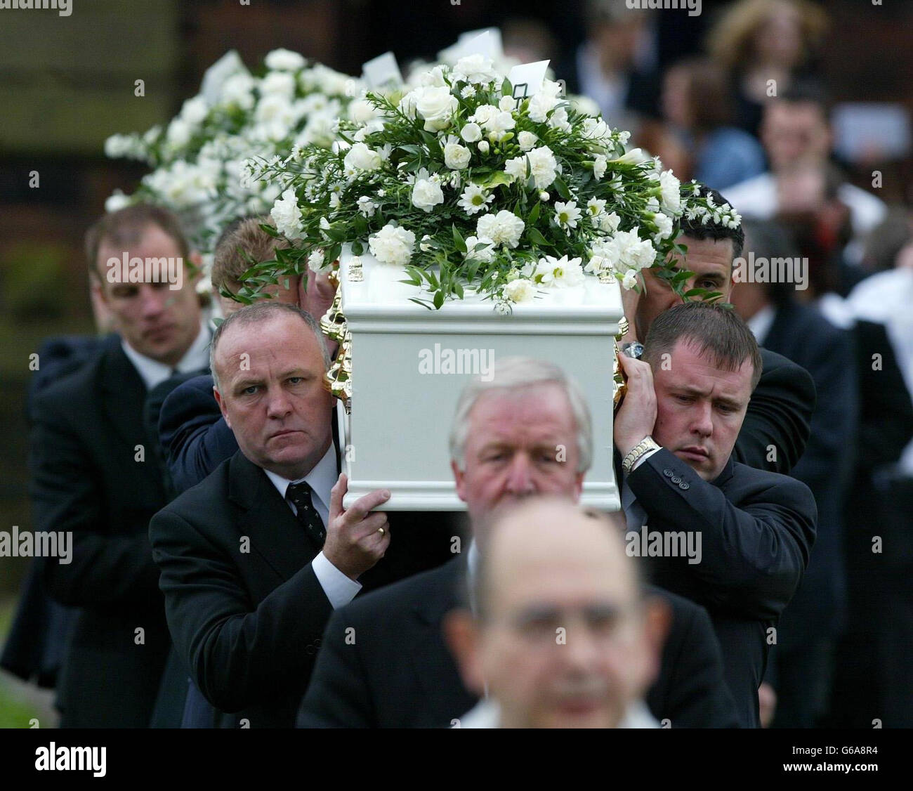 Les cercueils des frères Josué, 7 ans, Thomas, 6 ans, Callum, 5 ans, et Daniel Young, 3 ans, sont exécutés de l'église Saint-Jean à Winsford, Cheshire, après leurs funérailles après avoir été gazés par leur père, Keith Young, la semaine dernière. * les garçons ont été tués jeudi dernier par le ouvrier agricole de 38 ans, Keith Young, après avoir conduit les garçons de leur maison à Winsford, Cheshire, à un endroit de beauté isolé à Llangollen, au nord du pays de Galles, Ensuite, il s'est gassé et les garçons en faisant fonctionner une tondeuse à essence à l'arrière du véhicule 4X4 de la famille. Jeune, qui a vu les garçons lors d'une visite d'accès, a téléphoné à son brouillé Banque D'Images