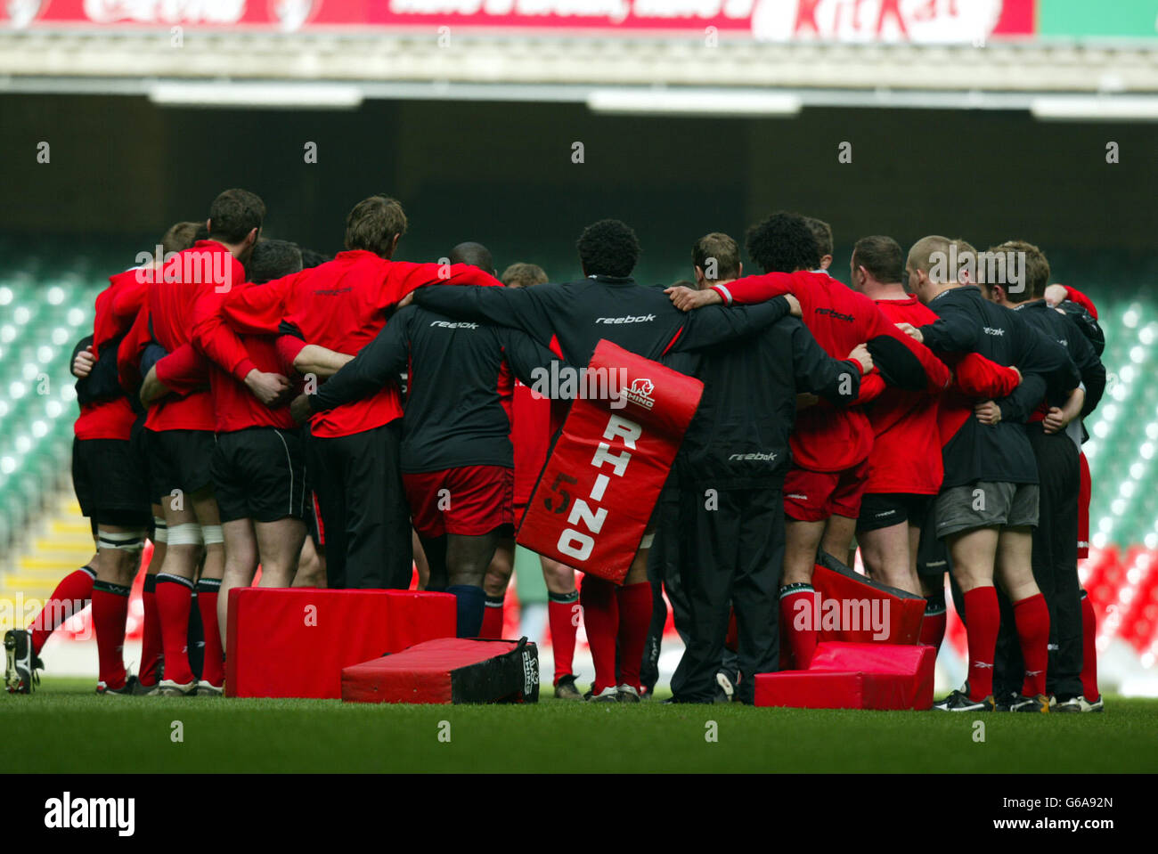 L'équipe se réunit lors de la dernière session d'entraînement du pays de Galles au Millennium Stadium, avant le match des RBS 6 Nations avec l'Irlande à Cardiff. Banque D'Images