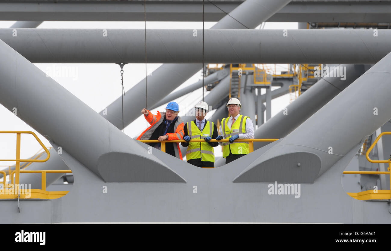 Le maire de Londres Boris Johnson (à gauche), le vice-président mondial du DP, Jamal Majid Bin Thaniah (au centre) et le PDG de London Gateway, Simon Moore (à droite), ont visité le DP World London Gateway dans l'Essex. Banque D'Images