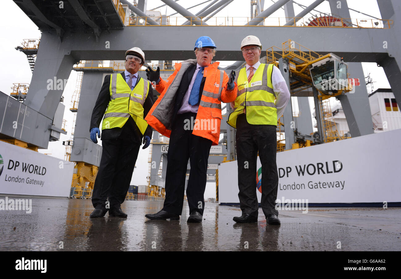 Jamal Majid Bin Thaniah, vice-président du DP World, Boris Johnson (au centre), le maire de Londres et Simon Moore, PDG de London Gateway, visitent le DP World London Gateway, dans l'Essex. Banque D'Images