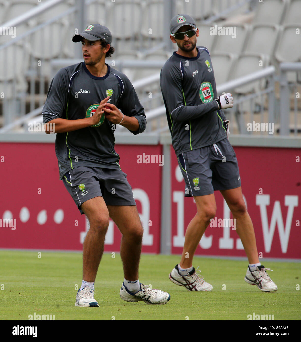 Cricket - troisième test Investec Ashes - Angleterre v Australie - filets d'Australie - Old Trafford.L'Australie tourne Ashton Agar et Nathan Lyon (à droite), sous le thème du lanceur, lors de la session filets à Old Trafford, Manchester. Banque D'Images