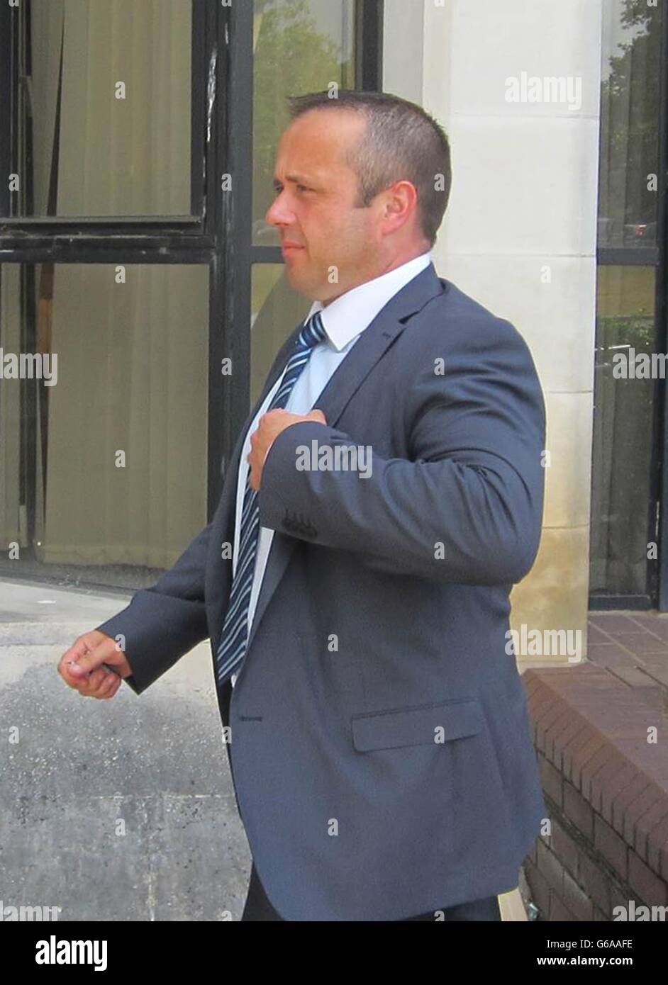 Le détective Jeffrey Davies arrive au tribunal de la Couronne de Swansea où il nie deux chefs d'accusation d'agression sexuelle, en 2010, et un d'exposé, en 2011. Banque D'Images