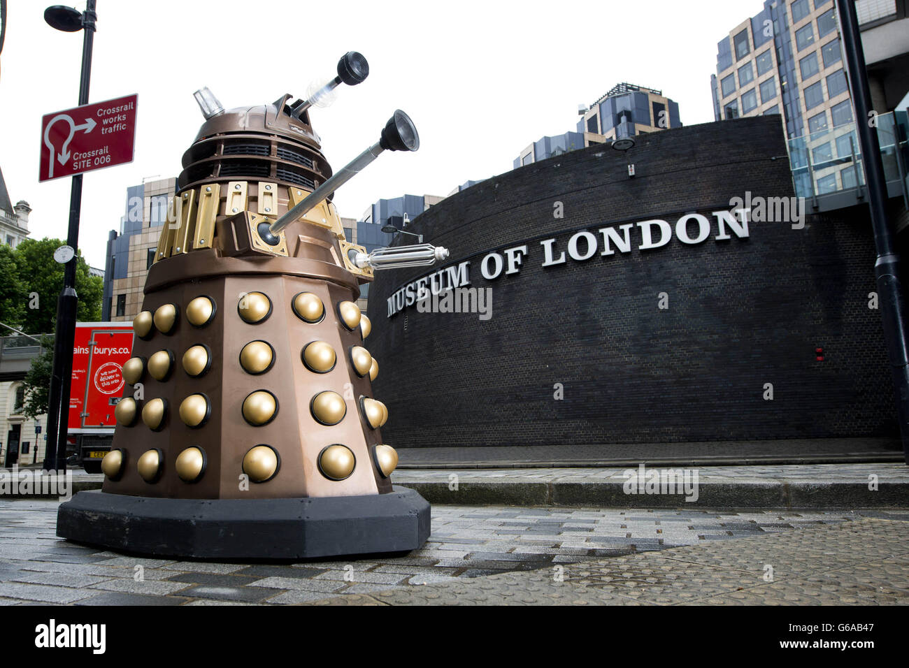 Un Dalek arrive au Musée de Londres, avant d'apparaître dans la nouvelle exposition gratuite du musée, couverture Story: Radio Times at 90, qui s'ouvre au public le vendredi 2 août. Banque D'Images