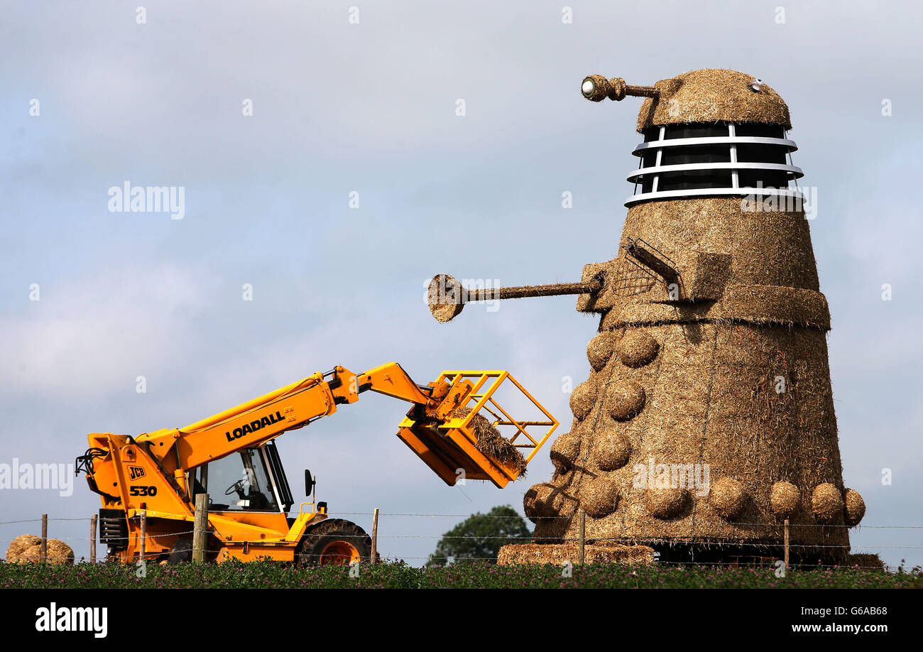 Une sculpture de paille Dalek créée par le magasin de crème glacée Snugburys se trouve dans un champ à Nantwich, dans le Cheshire. Banque D'Images