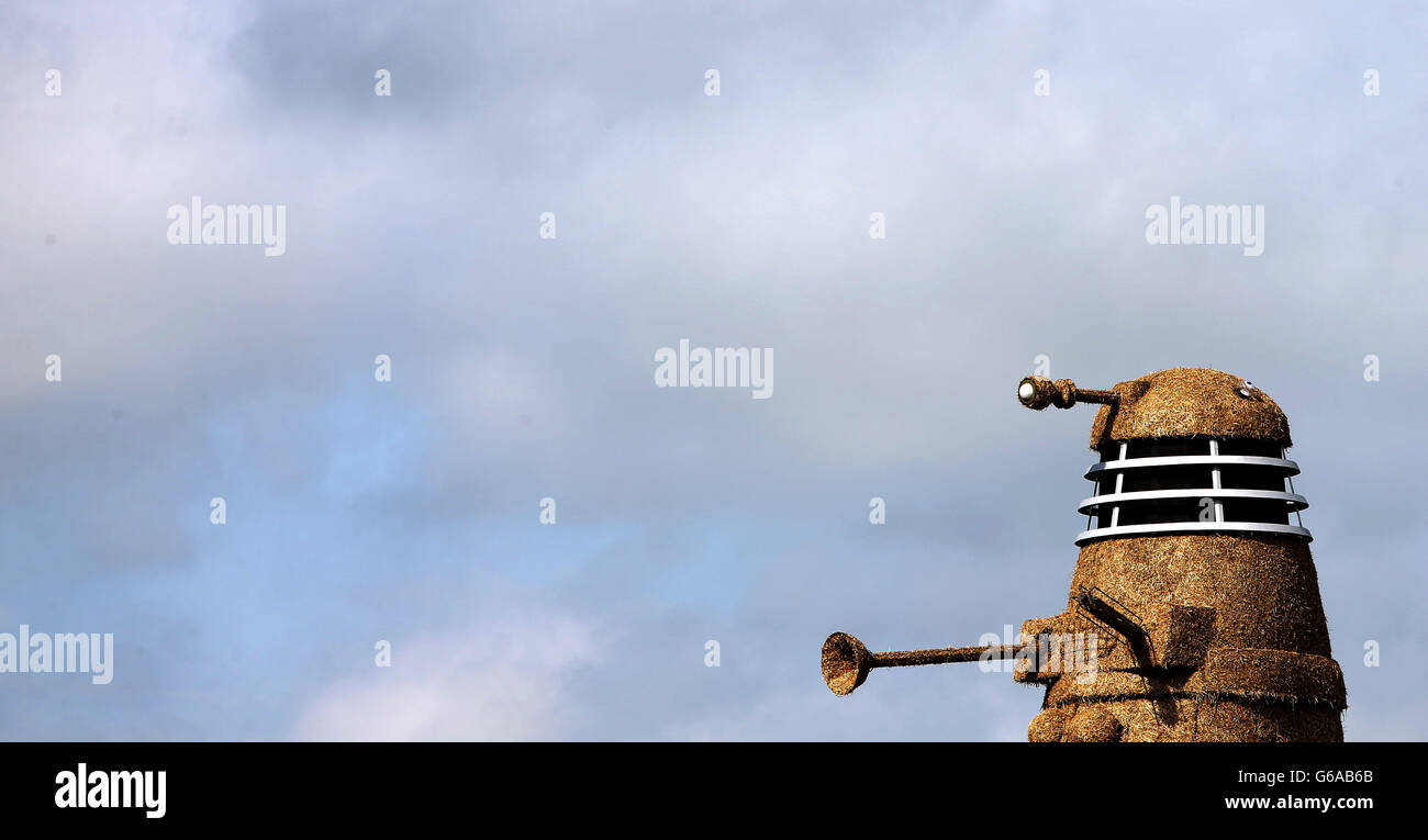 Une sculpture de paille Dalek créée par le magasin de crème glacée Snugburys se trouve dans un champ à Nantwich, dans le Cheshire. Banque D'Images