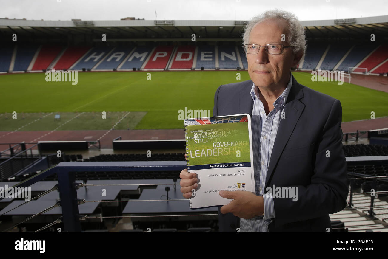 Henry McLeish, auteur de The Review of Scottish football, fait le point sur ses recommandations lors d'une séance photo au parc Hampden de Glasgow. Banque D'Images