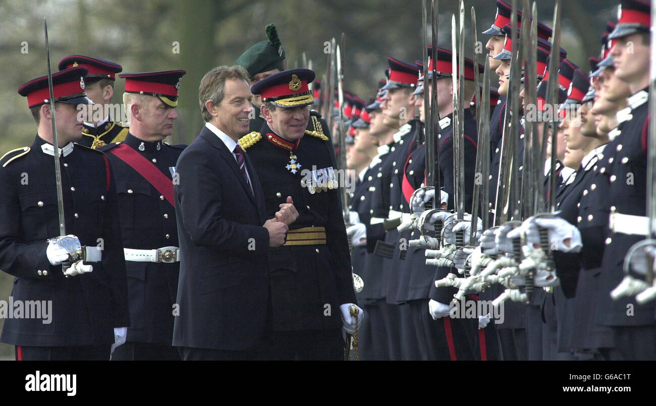 Le Premier ministre Tony Blair inspecte les cadets d'officiers qui sortent du collège d'entraînement supérieur de l'Armée de terre, l'Académie militaire royale de Sandhurst, à la frontière du Surrey-Berkshire. * M. Blair a dit: Quand notre pays a été en danger, ce sont vos interdictions dans les forces armées qui nous ont protégés et parfois il est nécessaire, tout comme nous le détestons, de prendre des armes pour défendre notre pays, d'assurer la justice et la sécurité." Banque D'Images