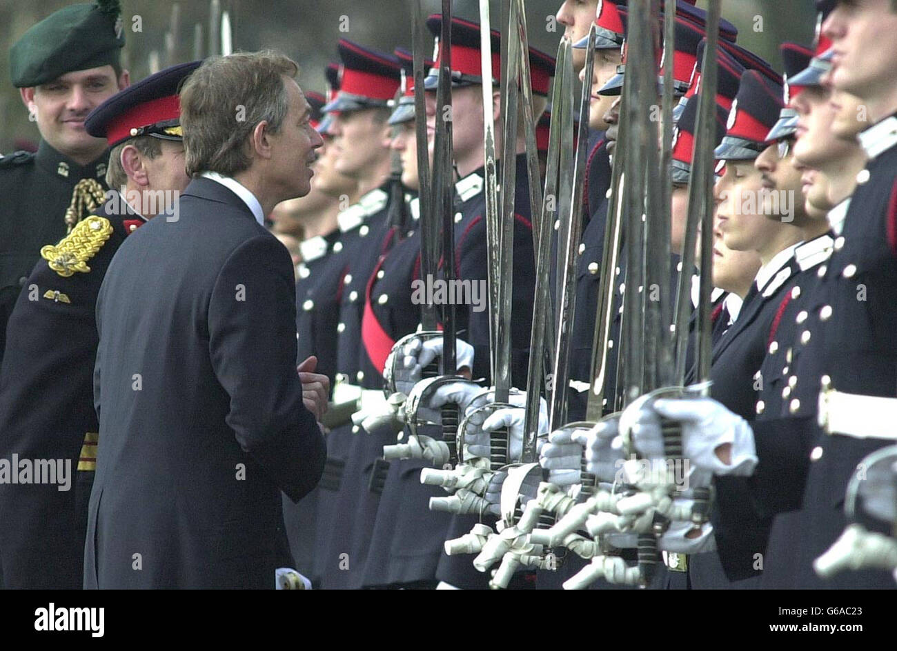 Le Premier ministre Tony Blair inspecte les cadets d'officiers qui sortent du collège d'entraînement supérieur de l'Armée de terre, l'Académie militaire royale de Sandhurst, à la frontière du Surrey-Berkshire. * M. Blair a dit: Quand notre pays a été en danger, ce sont vos interdictions dans les forces armées qui nous ont protégés et parfois il est nécessaire, tout comme nous le détestons, de prendre des armes pour défendre notre pays, d'assurer la justice et la sécurité." Banque D'Images