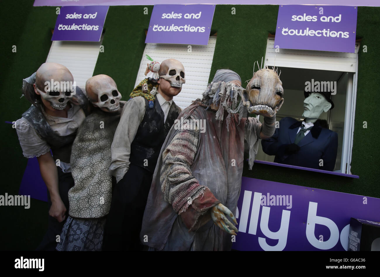 Les membres de la troupe font la promotion de leur spectacle Hag, sur le Royal Mile, alors que le Festival Fringe d'Édimbourg s'ouvre avec un nombre record d'actes prêts à divertir le public. Banque D'Images