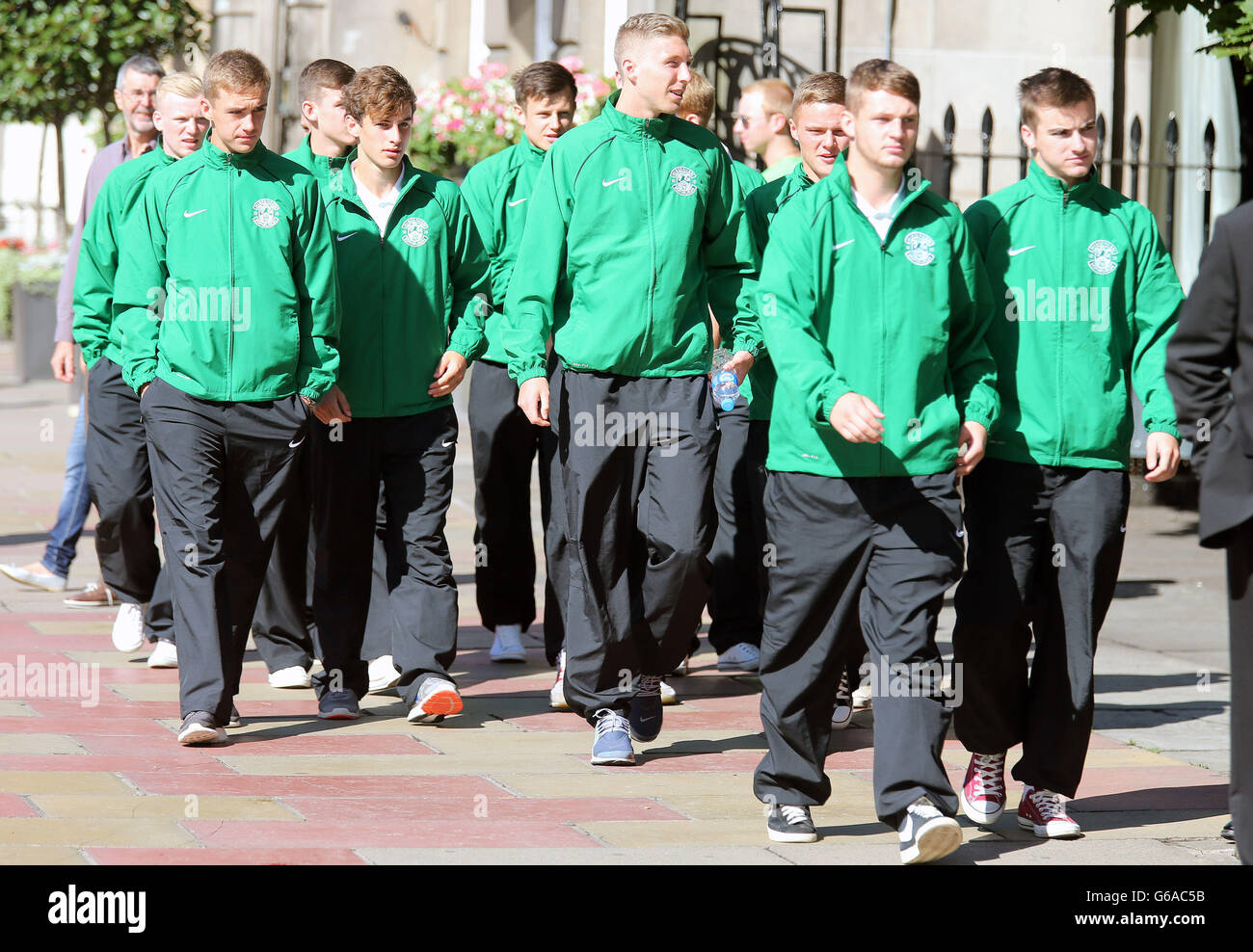 Les jeunes joueurs Hibernians arrivent aux funérailles de l'ancien joueur de football Hibernian et écossais, Lawrie Reilly, à l'église St Andrew's et St George's West Church à Édimbourg. Des centaines de fans se sont retrouvés pour rendre hommage alors que la cortège passait devant le stade East Stand of Hibernian Easter Road. Banque D'Images