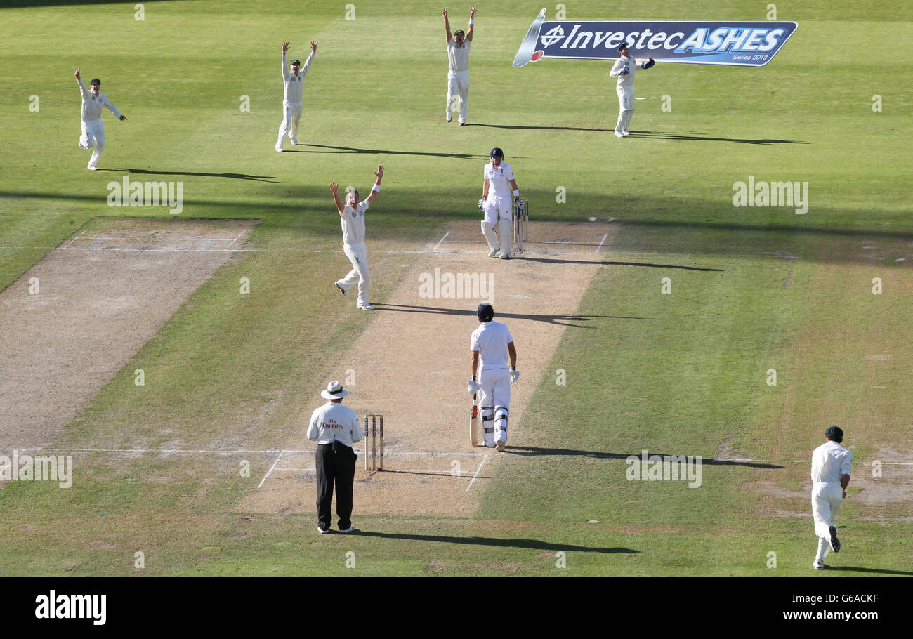 Le joueur de football australien Peter Siddle célèbre le match de cricket du batteur d'Angleterre Joe Root lors du deuxième jour du troisième match de test des cendres d'Investec au terrain de cricket d'Old Trafford, à Manchester. Banque D'Images