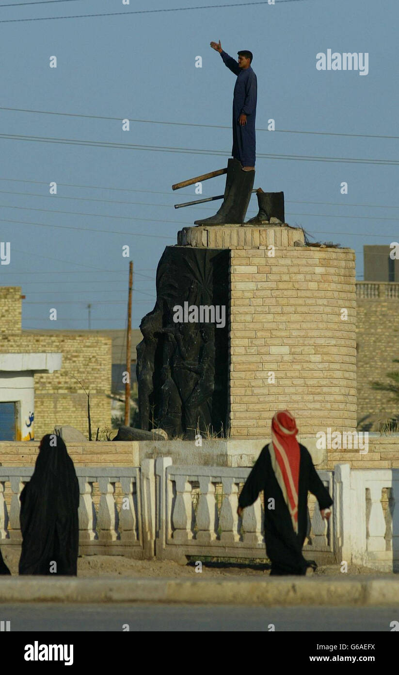 L'homme imite Hussein Statue Banque D'Images