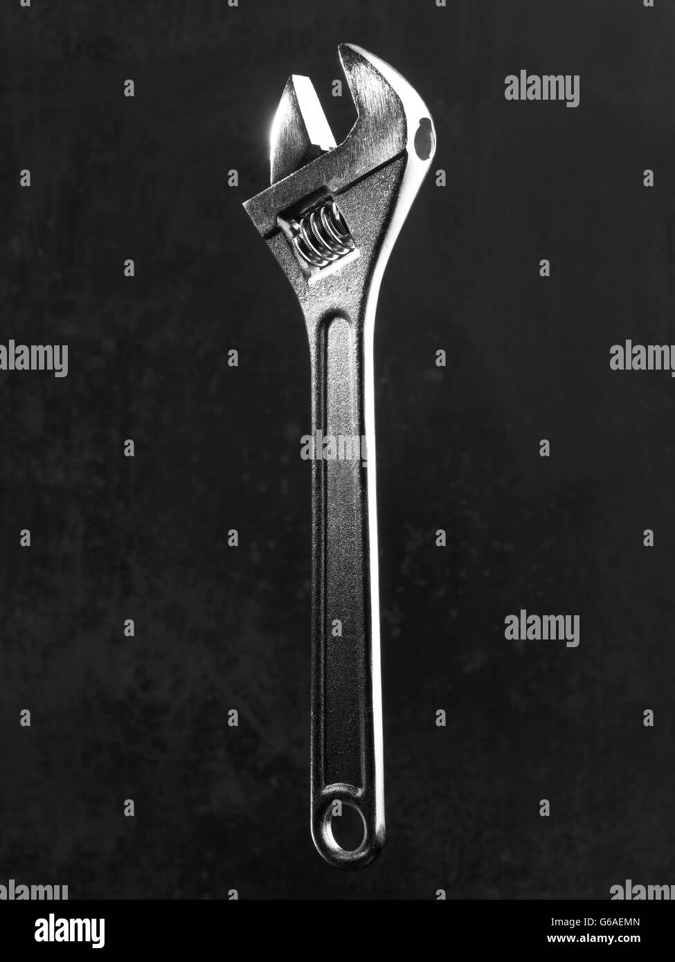 Clé dynamométrique avec fond noir n'est pas mise au point. Format vertical Banque D'Images