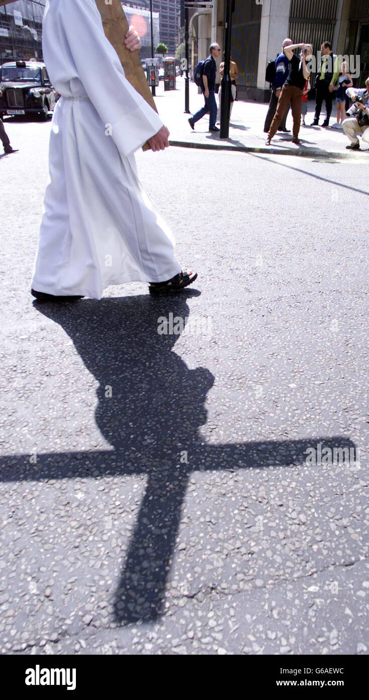 Le Rév. Padraig Regan, de Mary et Simon de Cyrène, porte la croix lors de la traditionnelle procession œcuménique du Vendredi Saint, de la salle méthodiste à la cathédrale de Westminster à Victoria, Londres. Banque D'Images