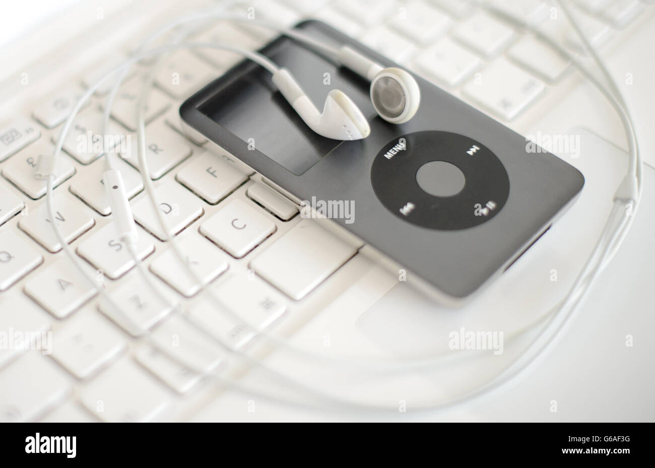 La photo générique montre un lecteur iPod mp3 d'Apple assis sur un clavier  d'ordinateur portable. APPUYEZ SUR ASSOCIATION photo. Date de la photo:  Mardi 6 août 2013. Le crédit photo devrait se