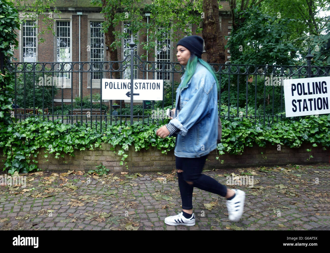 Promenades des électeurs pour un référendum au bureau de scrutin, Islington, Londres Banque D'Images
