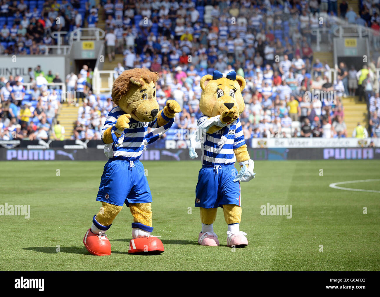 Football - Championnat de pari de ciel - lecture v Ipswich Town - Madejski Stadium.Mascotte de lecture Kingsley Royal (gauche) Banque D'Images