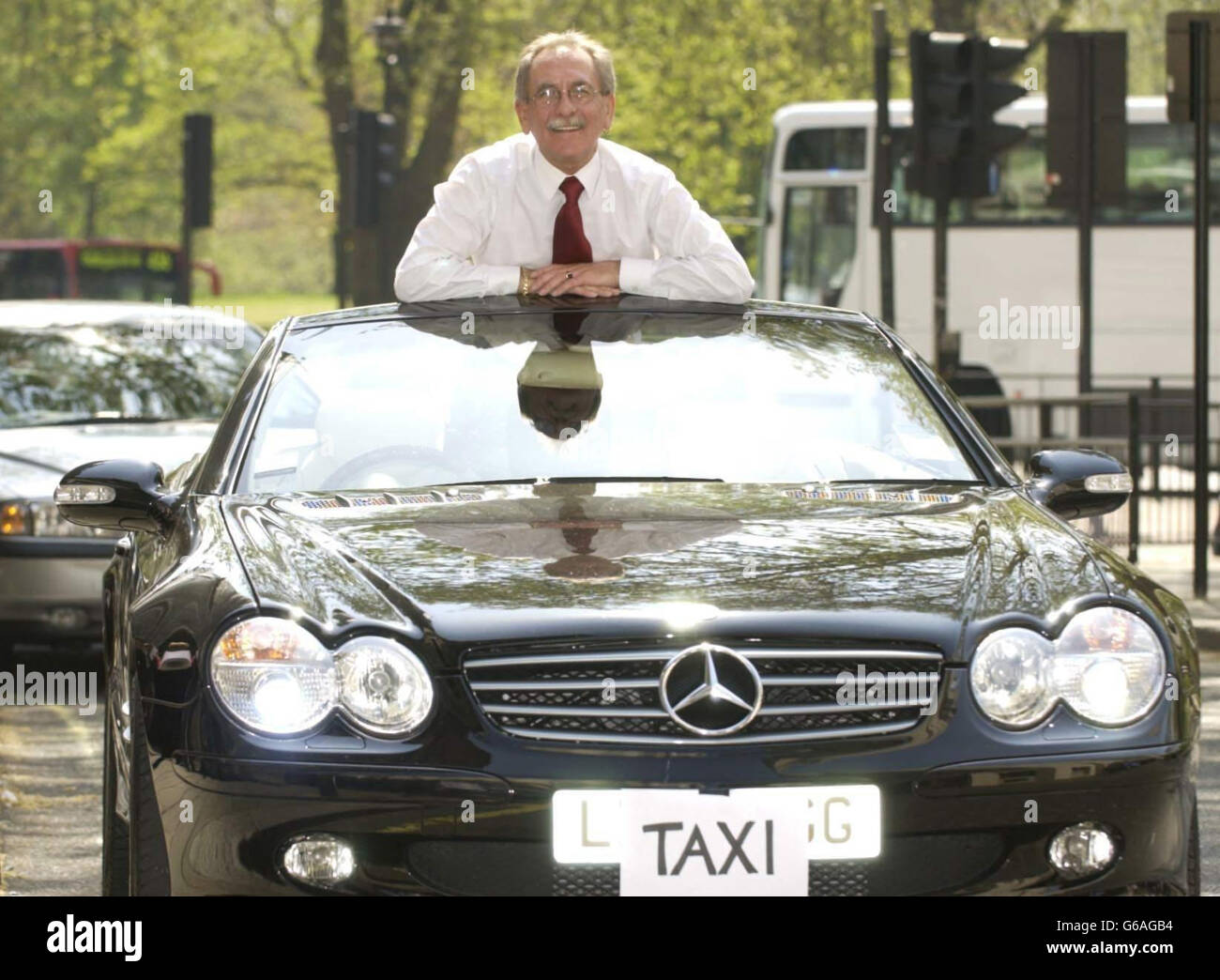 Le chauffeur de taxi Bob Frazer, de Heaton, à Newcastle, célèbre à l'hôtel  Dorcester de Londres, après avoir remporté plus de 14 millions de dollars  sur la Loterie nationale.M. Frazer a gagné