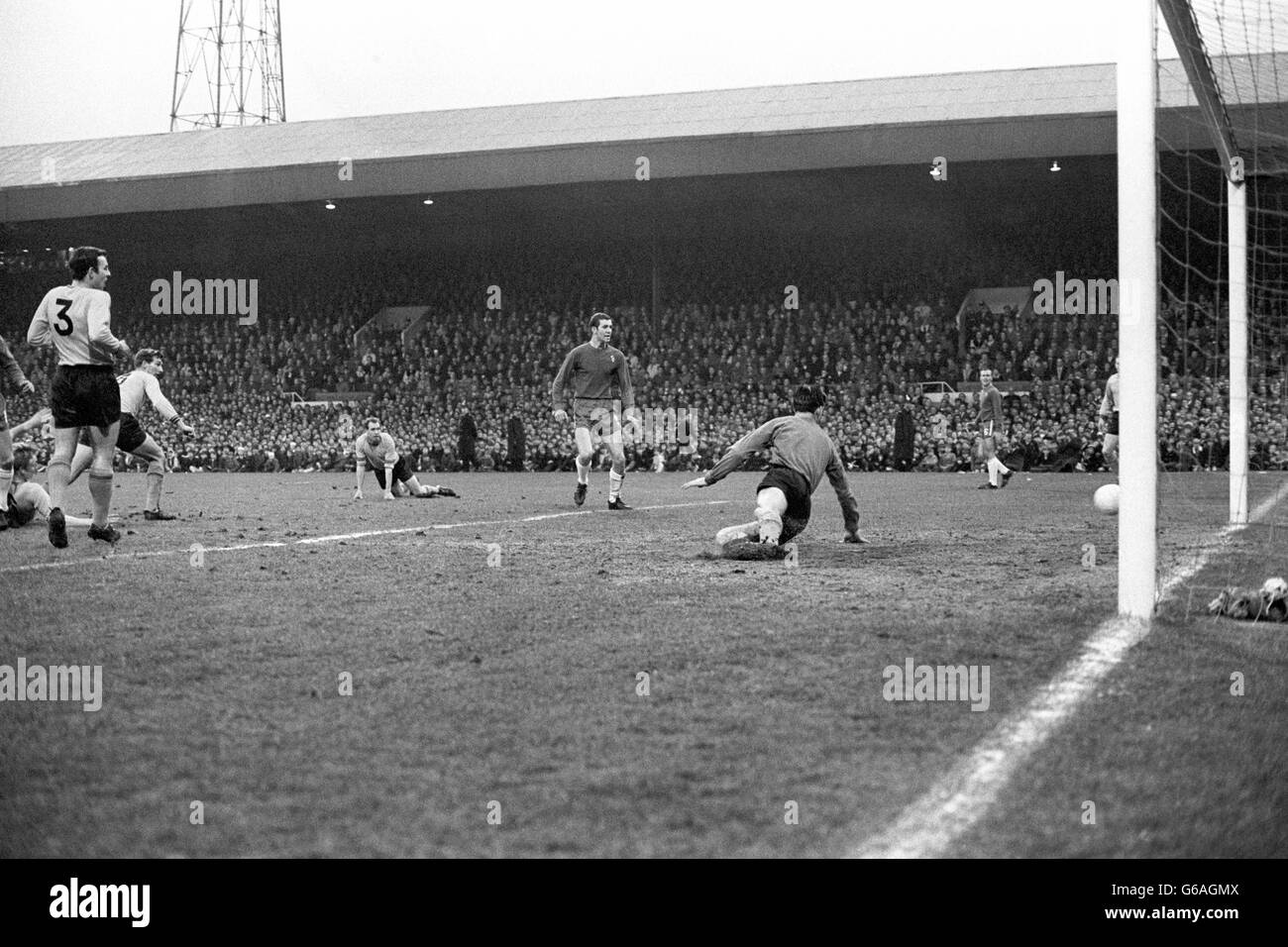 Le premier but de Chelsea, marqué par Bobby Tambling, à l'extérieur de la gauche, lors de la sixième répétition de la coupe FA contre Hull City au Boothferry Park, à Hull. Banque D'Images