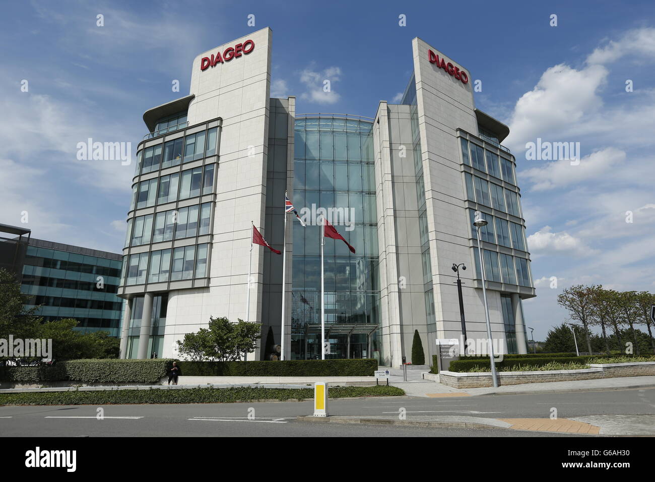 Vue générale du siège social de Diageo plc, Lakeside Drive Park Royal London. Banque D'Images Vue générale du siège social de Diageo plc, Lakeside Drive Park Royal London. Banque D'Images